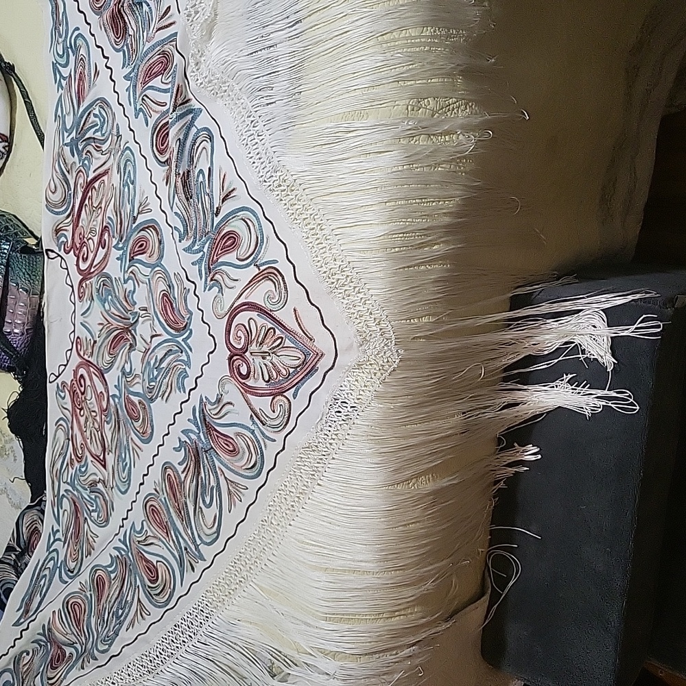 Idyllwind white triangle shawl over your shoulders its embroidered w/tassels OS